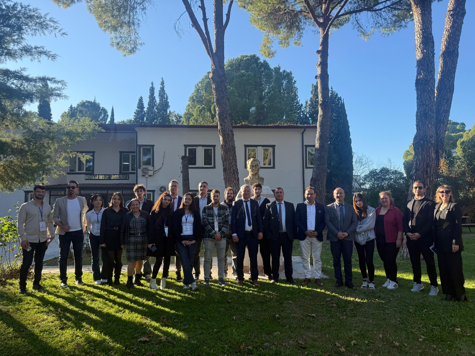 11 Aralık 2025 tarihinde Dalaman Meslek Yüksekokulu ile Dalaman Sivil Havacılık Yüksekokulu iş birliğinde düzenlenen 2. İstihdam Fuarı, Muğla Sıtkı Koçman Üniversitesi Dalaman Yerleşkesinde gerçekleştirilerek öğrenciler ve sektör temsilcilerini bir araya getirdi.  Havacılık, lojistik, dış ticaret ve muhasebe gibi farklı alanlarda faaliyet gösteren 30 firma, fuarda stant açarak öğrencilerle birebir görüşmeler yaptı. Öğrenciler, firmaların insan kaynakları yetkilileriyle tanışma, sektör beklentilerini öğrenme ve çeşitli kariyer fırsatlarını keşfetme imkânı bulmuştur. Bu kapsamda, etkinliğe THY, Tantur & TUI, Libero, Diana, MTS Globe, Jet2, Sancak, Unifree, YDA, Çelebi, Havaş, Fugo, Acarlar, Skytanking/Prime Flight Company, Ekol Lojistik, Önel Gümrük Müşavirliği, Alfa Grup Gümrük Müşavirliği, IGT Proje, SMMM Hüseyin Ertuğrul, SMMM Ceren Solakoğlu, SMMM Selen Solakoğlu Yılmaz, Paterna Group, Garenta, THK Ortaca, GSB Dalaman Gençlik Merkezi, KOSGEB, İŞKUR, TATCA (Türkiye Hava Trafik Kontrolörleri Derneği), Netlog Lojistik ve Vienna Life gibi sektörün önde gelen firmaları katılım sağlayarak öğrencilerimize geniş ve nitelikli bir kariyer yelpazesi sunmuştur.  Etkinlikte bazı firmalar, öğrencilerle birebir mülakat simülasyonları gerçekleştirerek mülakat sürecinde nelere dikkat etmeleri gerektiği, kendilerini nasıl daha etkili ifade edebilecekleri ve profesyonel bir görüşmeye nasıl hazırlanabilecekleri konusunda önemli geri bildirimler sunmuştur. Bu sayede öğrenciler, gerçek iş görüşmesi deneyimini önceden yaşayarak kariyer yolculuklarına güçlü bir adım atma fırsatı elde etmiştir.  Etkinliğe Dalaman Kaymakamı Mesut YAKUTA, çok sayıda firma temsilcisi ve yöneticileri de katılım sağladı. Katılımcılar tarafından sektörle üniversitenin buluşmasını sağlayan bu tür organizasyonların hem öğrenciler hem de iş dünyası açısından büyük önem taşıdığı vurgulanmıştır. Firma yöneticileri, istihdam fuarlarının süreklilik kazanmasının nitelikli iş gücüne ulaşmada önemli katkılar sunduğunu ifade etmişlerdir.  Dalaman Meslek Yüksekokulu Müdürü Doç. Dr. Ozan Kaya ve Dalaman Sivil Havacılık Yüksekokulu Müdürü Prof. Dr. Aytekin Fırat, fuarın her yıl daha da büyüyerek öğrencilerin kariyer planlamasına destek olmayı sürdüreceğini ifade etti. Öğrencilerin yoğun ilgi gösterdiği etkinlik, karşılıklı iş birliği fırsatlarının geliştirilmesi açısından verimli bir platform oluştururken, etkinlik sonunda Yüksekokul Müdürleri tarafından firma stantları ziyaret edilerek katılımcı firmalara teşekkür belgeleri takdim edilmiştir.